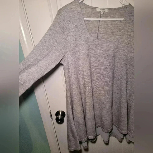 Umgee high low top long sleeve size medium - Picture 2 of 7